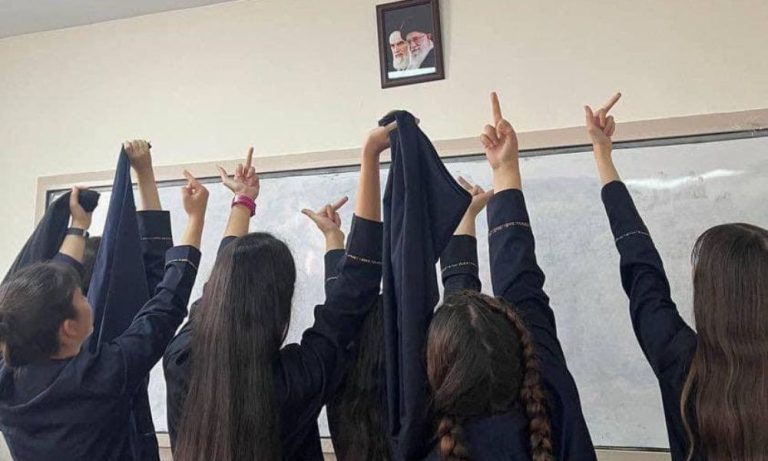 estudantes-iranianas-interrompem-aulas-e-desafiam-repressao-tirando-veu-e-fazendo-gestos-obscenos