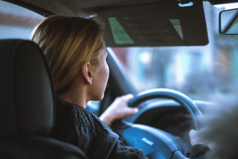 pela-primeira-vez,-modelo-de-carro-traz-lugar-especifico-para-acomodar-bolsas-femininas