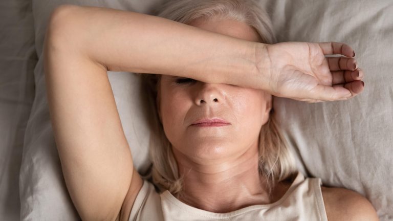 ondas-de-calor-da-menopausa-sao-mais-perigosas-do-que-se-pensava,-dizem-estudos