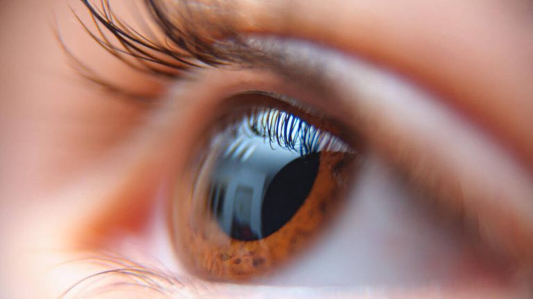 uso-incorreto-do-protetor-solar-ao-redor-dos-olhos-pode-causar-conjuntivite-toxica